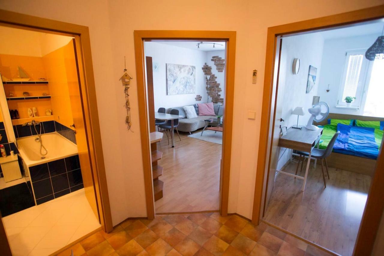 Cozy Apartment Btw Centre And Airport - Private Host - No Invoice براتسيلافا المظهر الخارجي الصورة